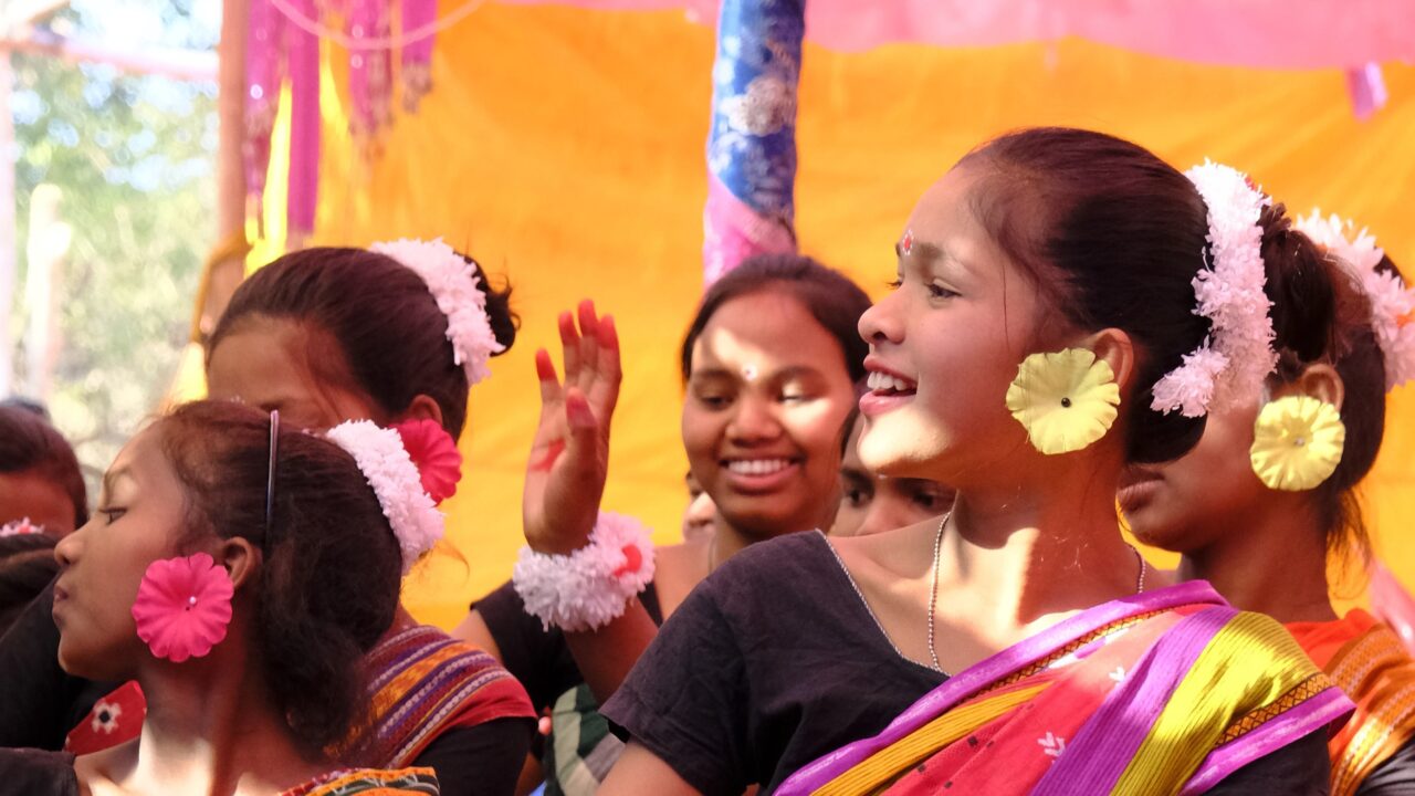 jungle camp girls singing (1)